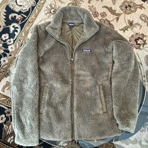 Women’s gently worn khaki green fleece Patagonia zip up jacket.